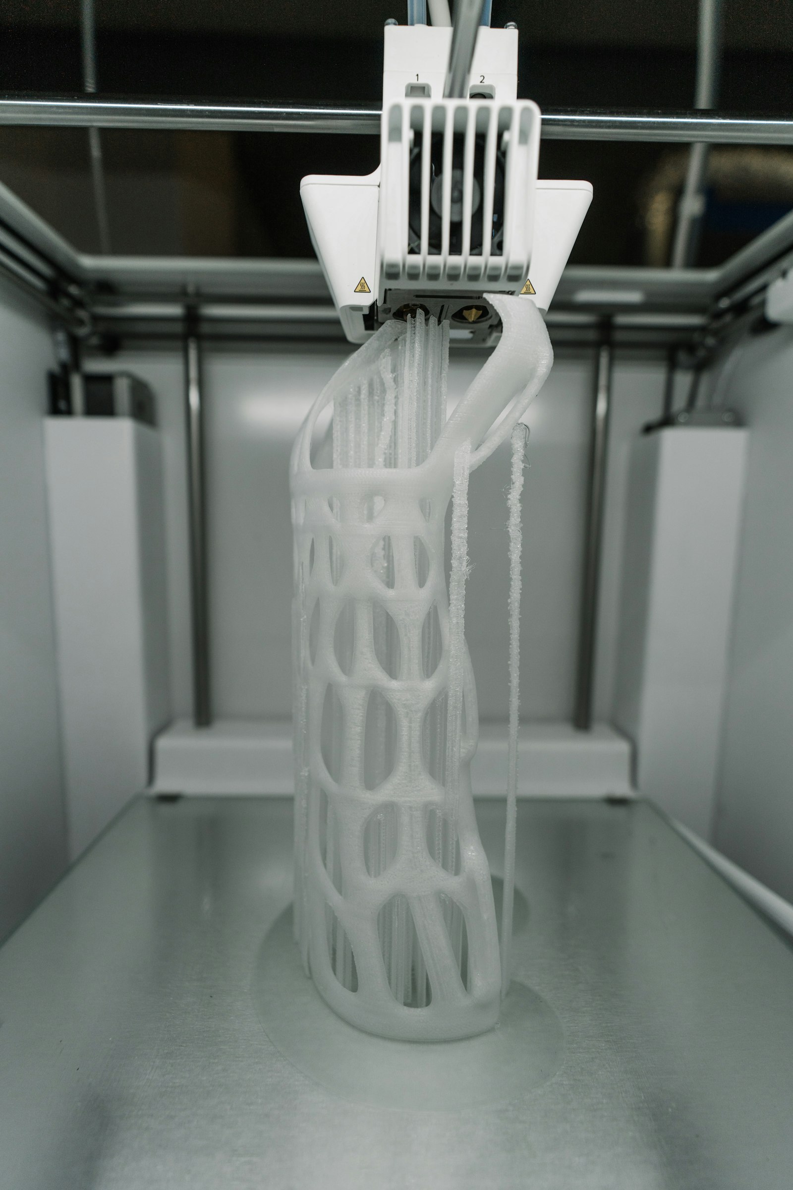 A white lattice object printed in 3D