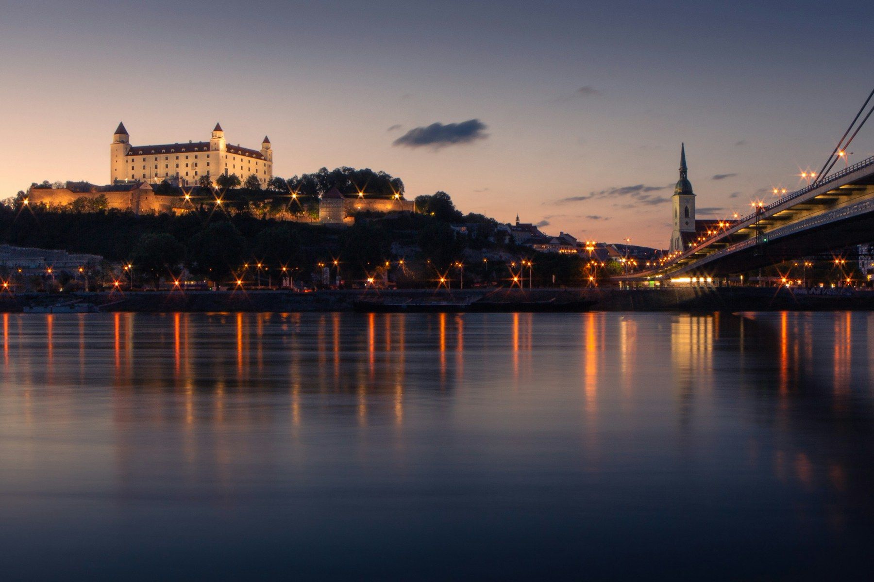 Bratislavský hrad a Most SNP nad Dunajom za súmraku