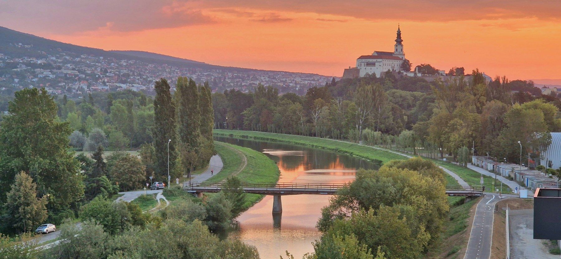 Nitriansky hrad nad riekou Nitra pri západe slnka