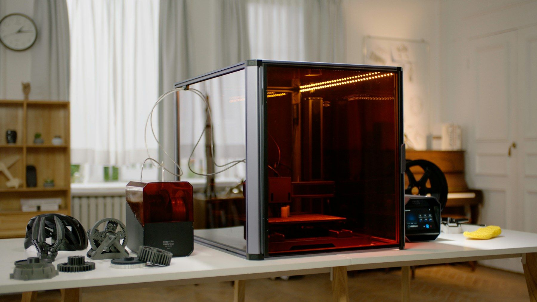Uzavretá 3D tlačiareň a vytlačené ozubené kolesá na pracovnom stole
